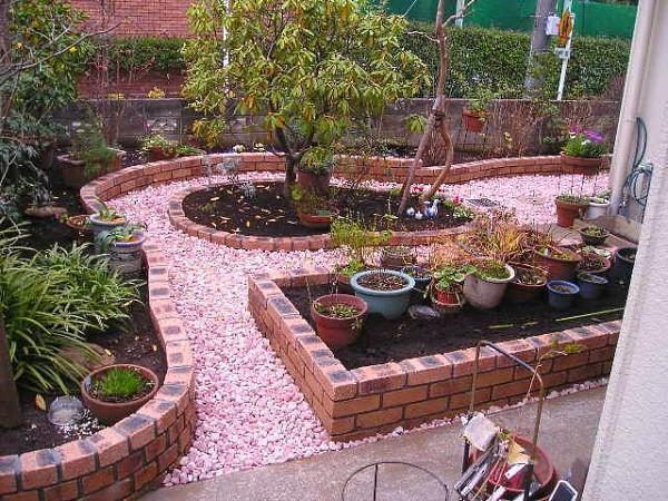 parterres de fleurs en briques