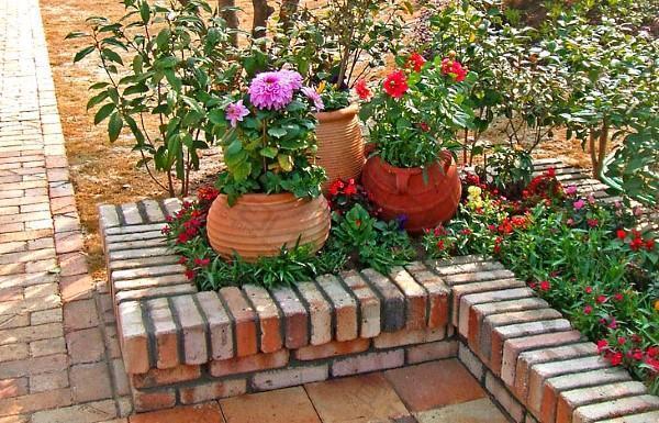 Parterre de fleurs en brique polygonale