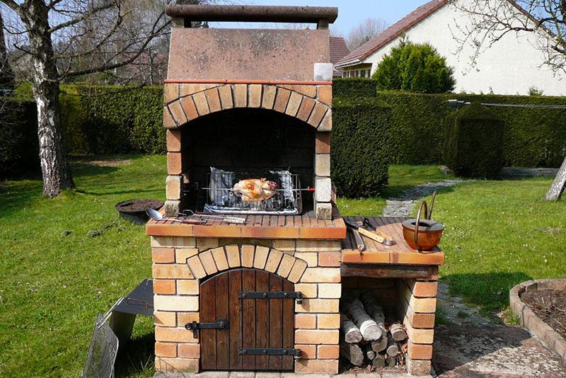 grill à faire soi-même en briques en fonctionnement