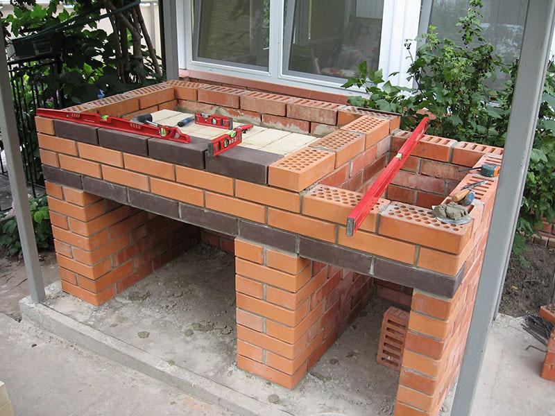 parrilla de bricolaje hecha de ladrillos dimensiones de construcción