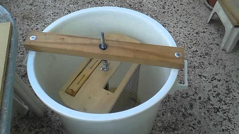 extractor de miel casero de un barril de plástico