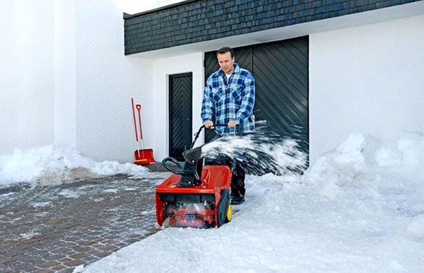 souffleuse à neige au travail