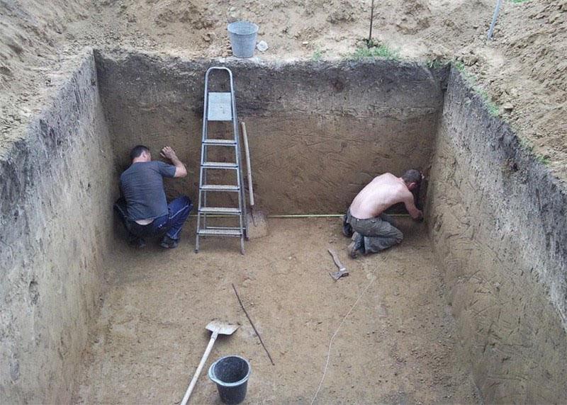 préparation de la fosse pour l'installation de la cave