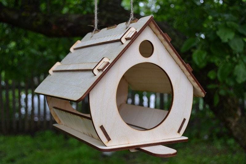 pajarera de bricolaje hecha de láminas de madera contrachapada