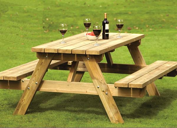 table de jardin avec bancs