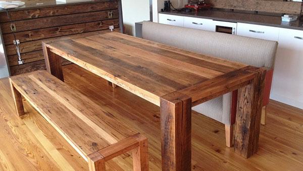 table en bois naturel avec banc