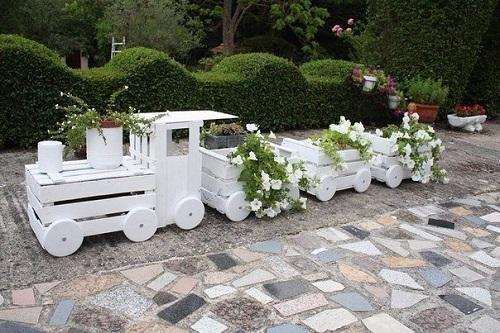 locomotive à vapeur parterre de fleurs