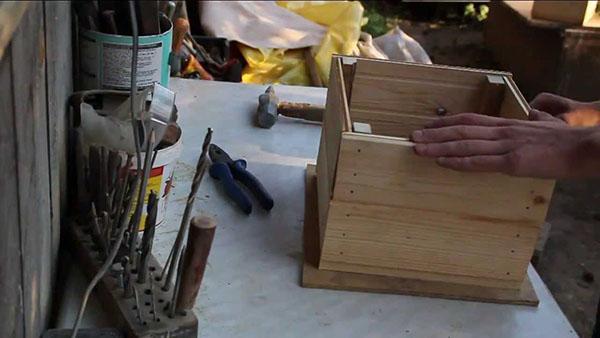 el proceso de hacer una maceta de madera