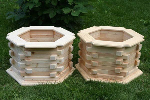 forme originale de pots de fleurs en bois
