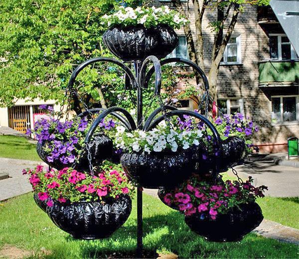 vases en métal en forme de fontaine