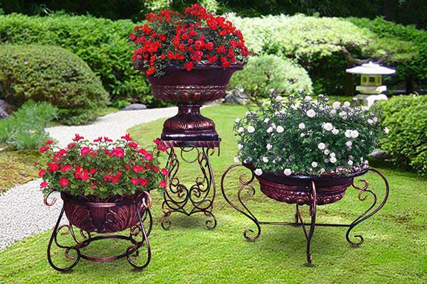 pots de fleurs simples sur pattes