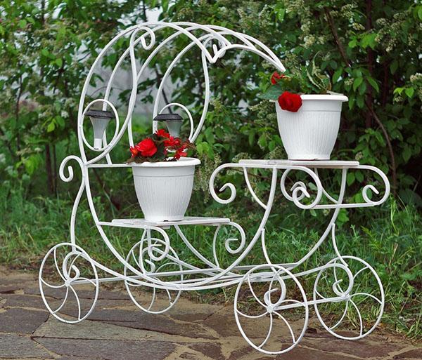 chariot décoratif avec des pots de fleurs