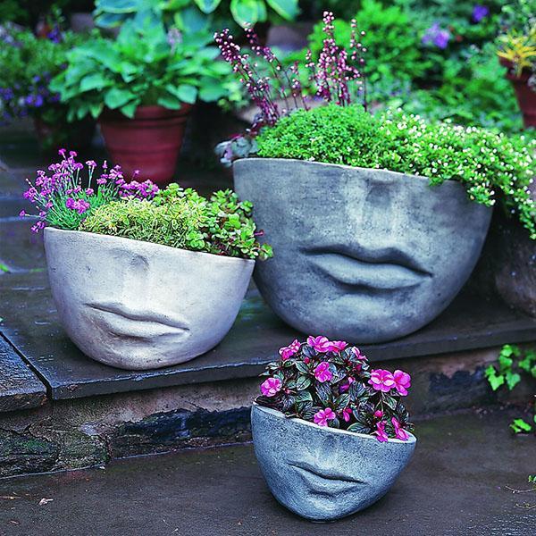 pots de fleurs en béton dans la composition du jardin