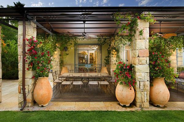 pots de fleurs sur la terrasse