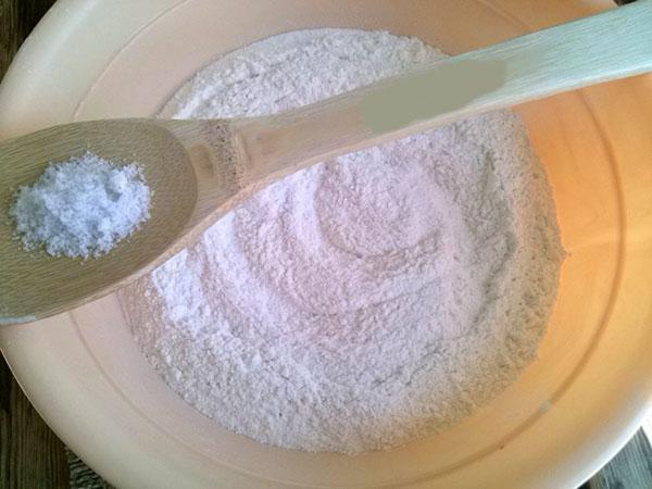 mélanger le sel avec la farine