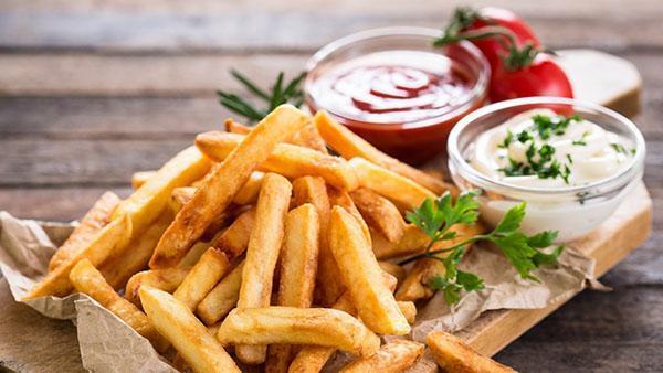 servir les pommes de terre avec la sauce