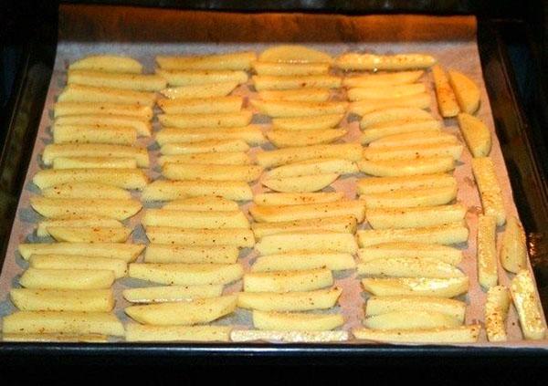 mettre les pommes de terre sur une plaque à pâtisserie