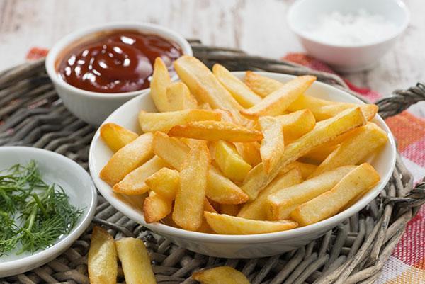 papas fritas en una olla de cocción lenta