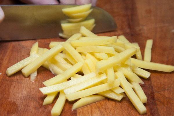 couper les pommes de terre en cubes