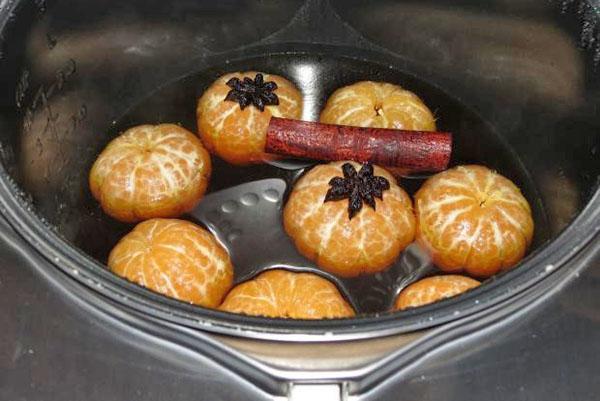 mermelada de mandarina en una olla de cocción lenta