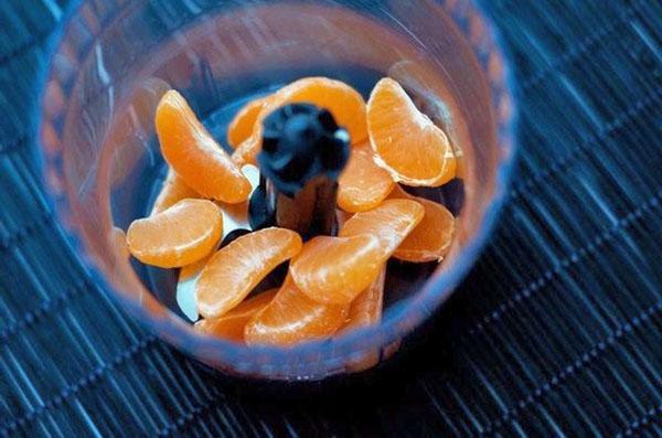 picar mandarinas en una licuadora