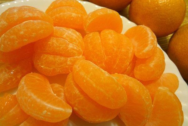 éplucher les mandarines