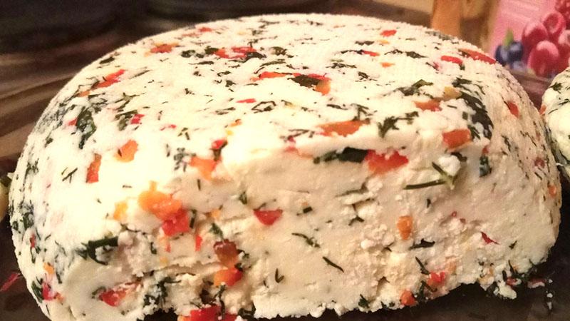 fromage fait maison prêt au paprika et aux herbes