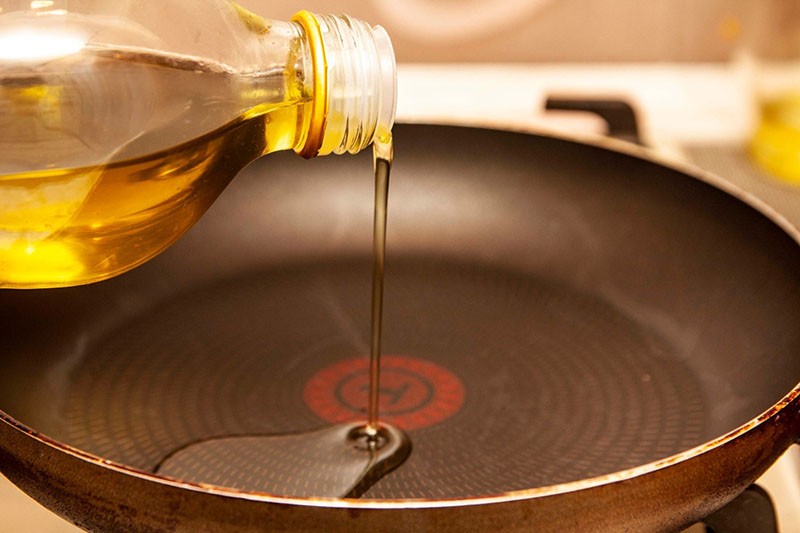 vierta un poco de aceite en la sartén