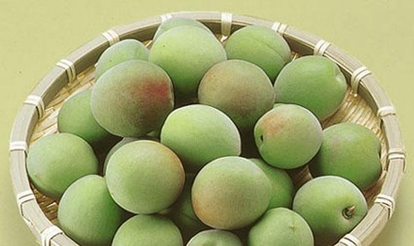 quitar los huesos de las ciruelas japonesas