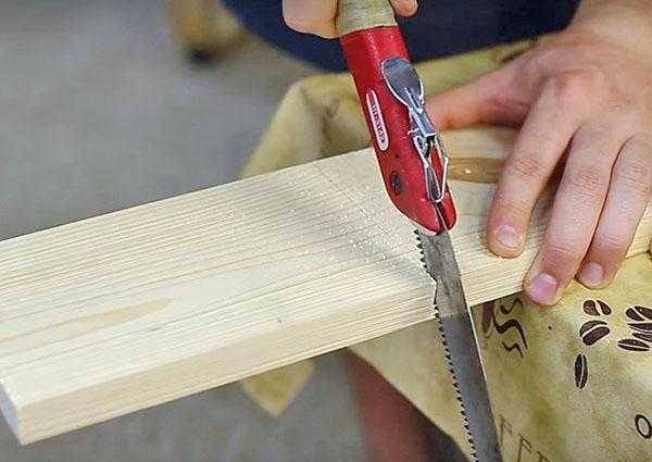 cortar piezas para un estante de madera