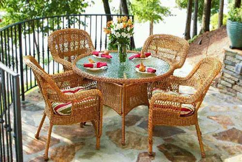 table et chaises en osier