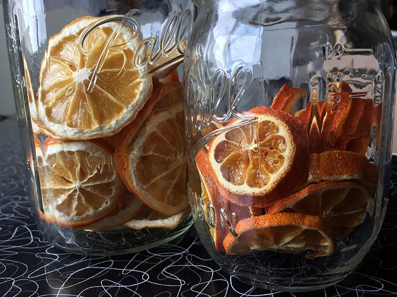 nous stockons les oranges séchées dans des bocaux