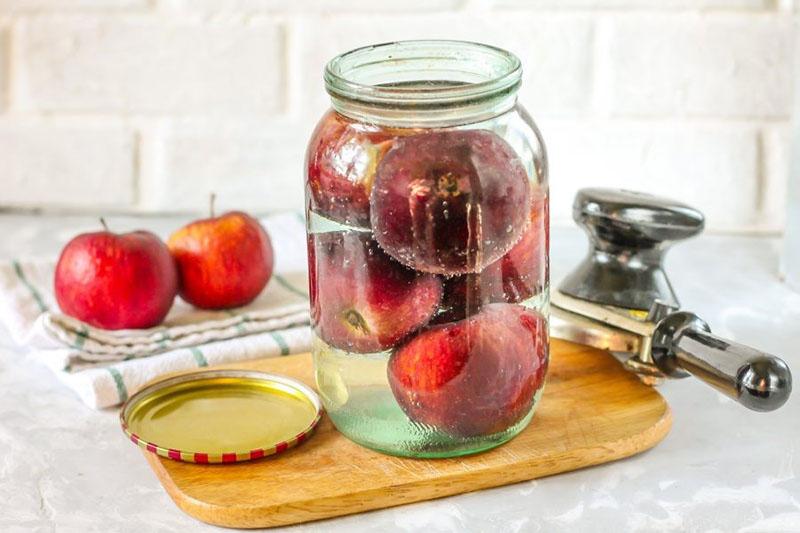 vierta las manzanas con almíbar y enrolle