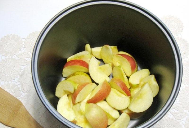 poner manzanas en una olla de cocción lenta