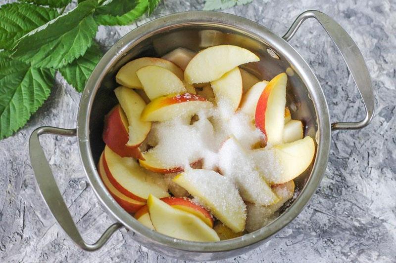 vierta azúcar sobre la fruta