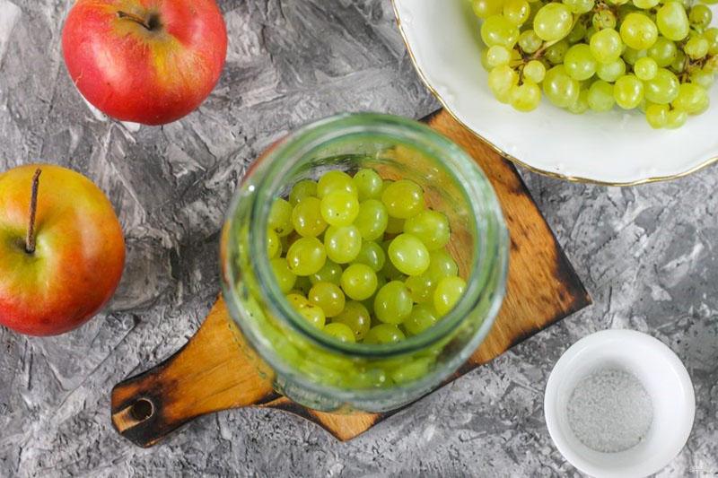 remplir les bocaux de raisins et de pommes