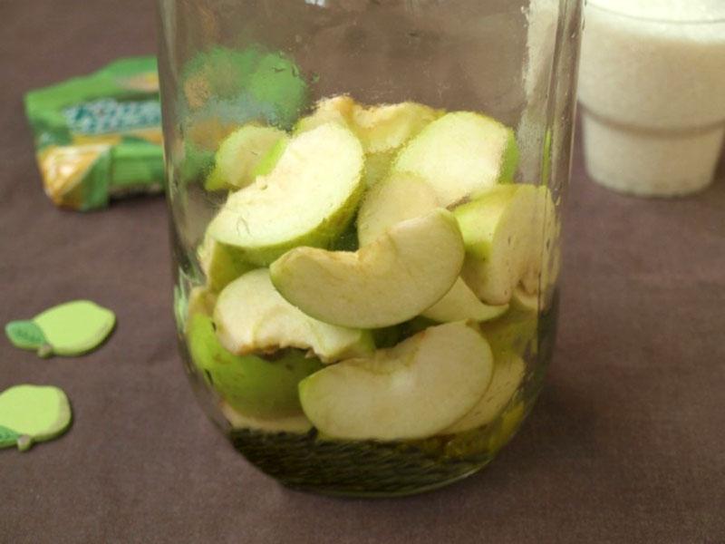 poner manzanas en frascos