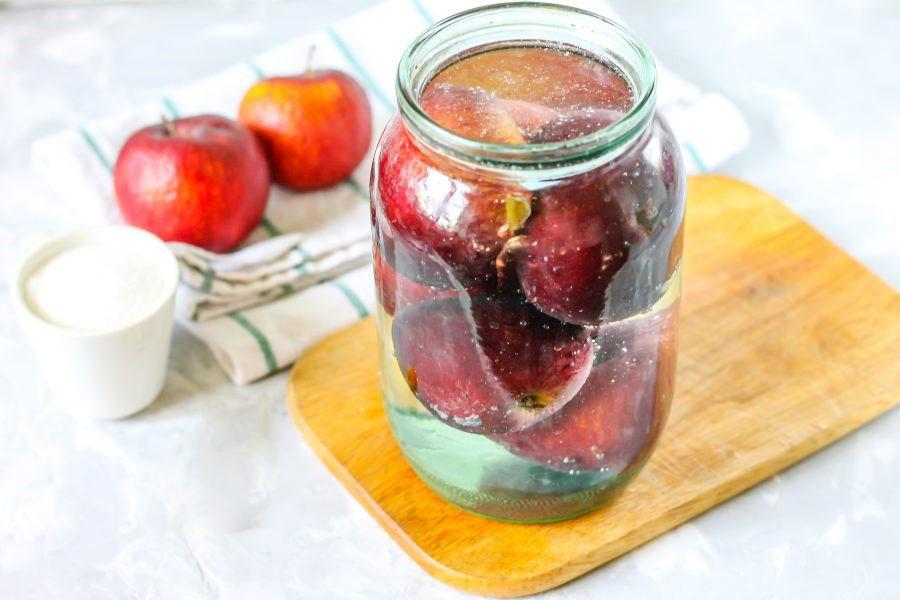 vierta agua hirviendo sobre las manzanas
