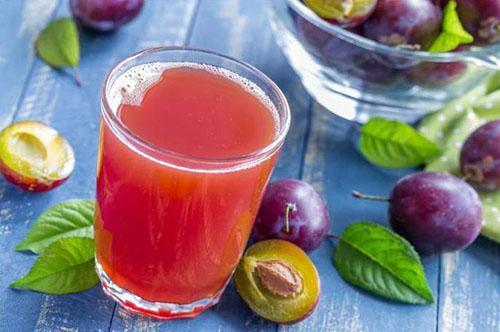 jugo sabroso y saludable de ciruelas