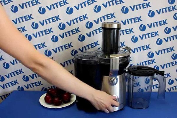 jugo a través de un exprimidor