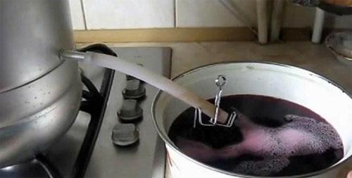 jugo a través de un exprimidor