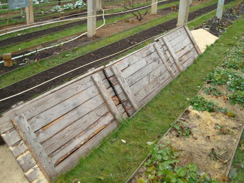 abri avec boucliers en bois