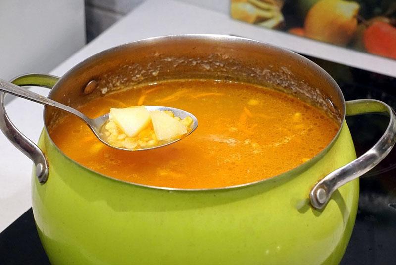 verser les légumes et cuire la soupe