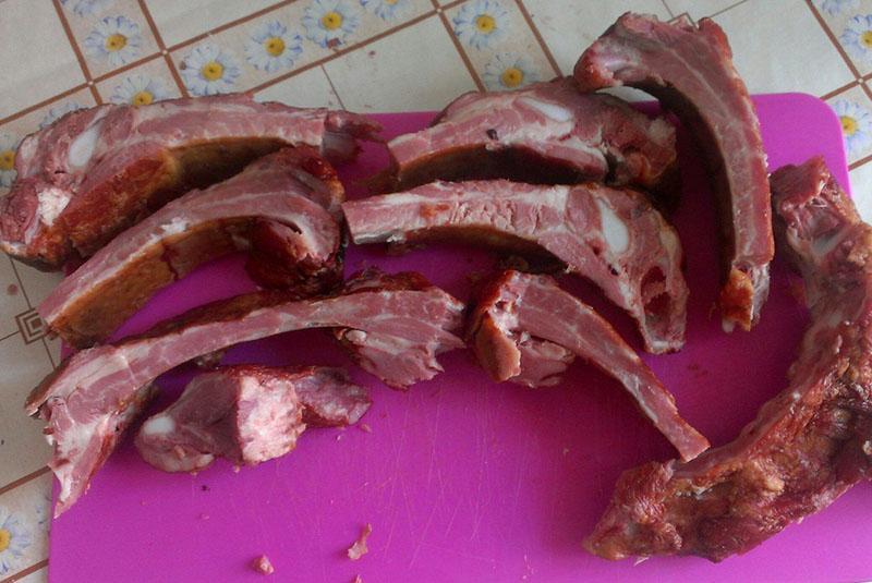 picar costillas de cerdo