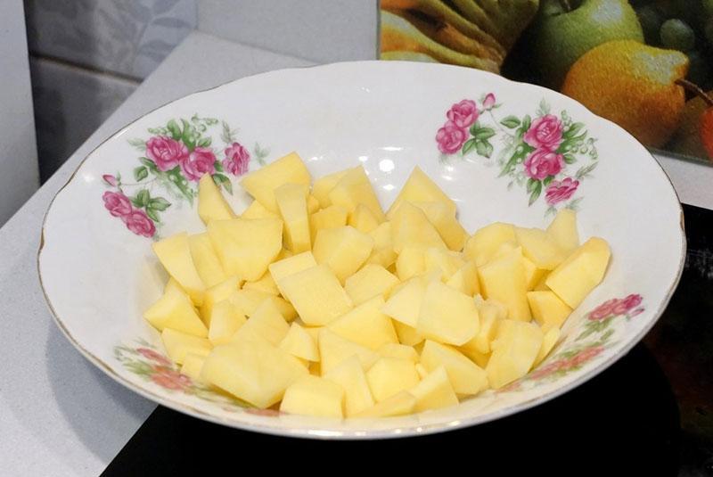 éplucher et couper les pommes de terre