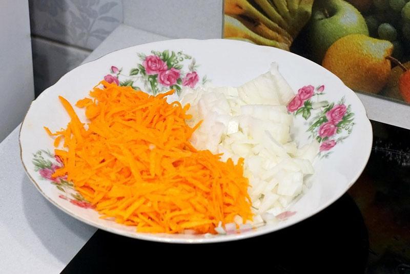 hacher les oignons et les carottes