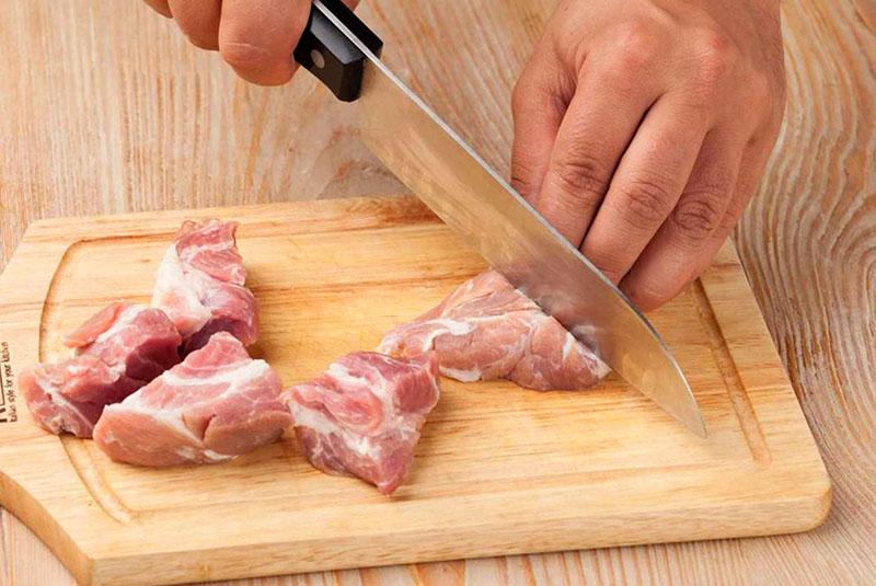 couper le porc en cubes