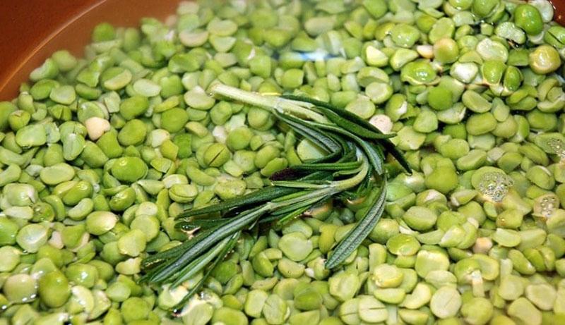 faire bouillir des pois avec du romarin