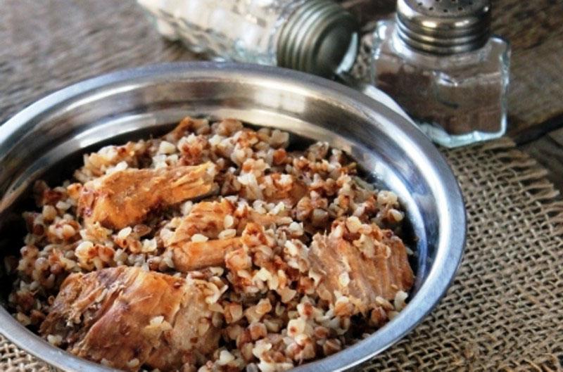 cómo cocinar trigo sarraceno en una cacerola con estofado