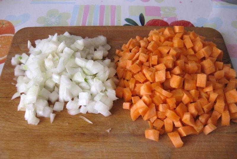 hacher les oignons et les carottes